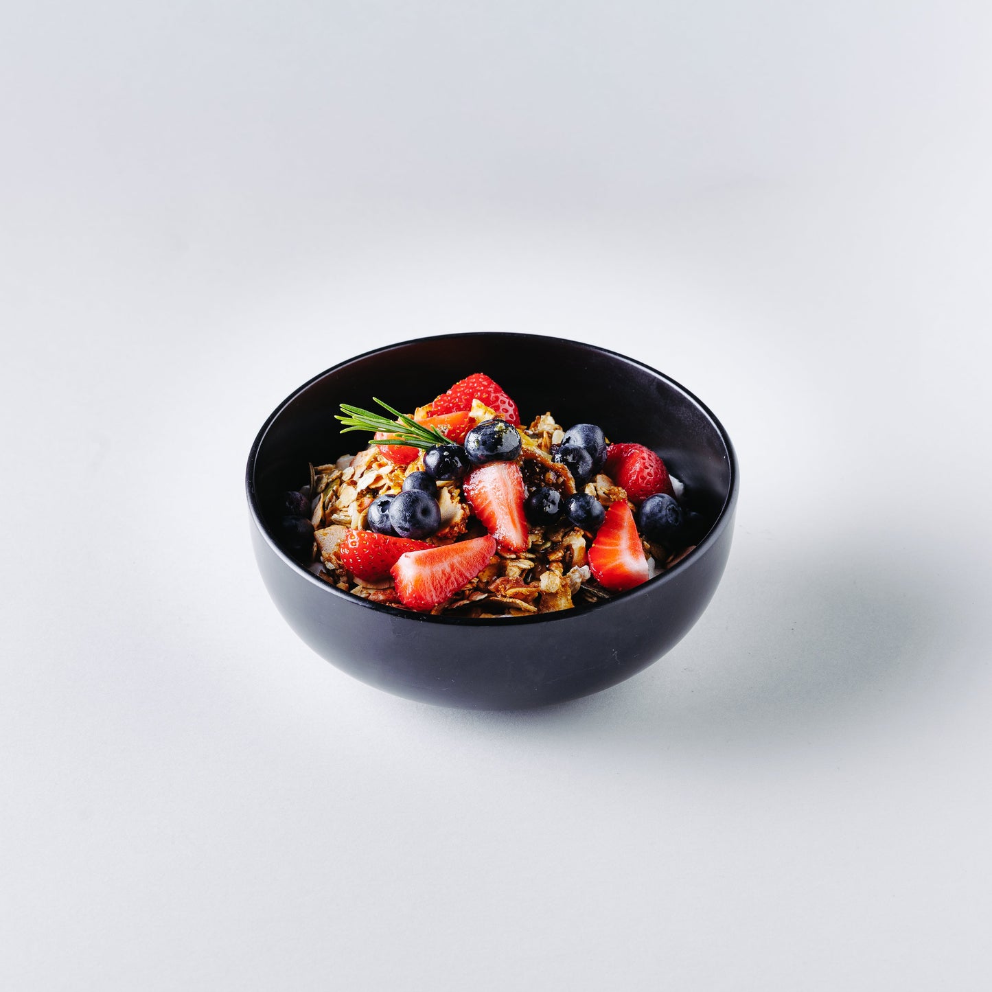 Granola cu fructe de pădure și iaurt