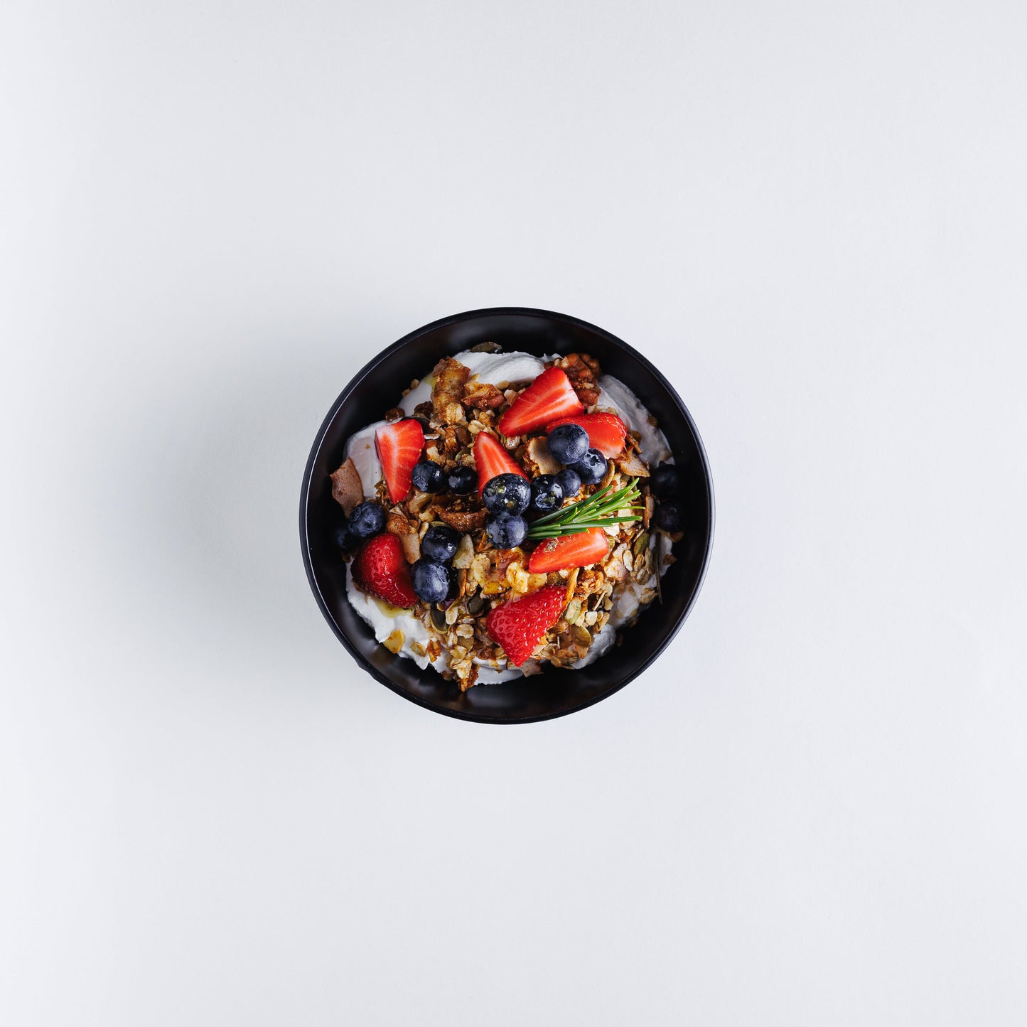 Granola cu fructe de pădure și iaurt