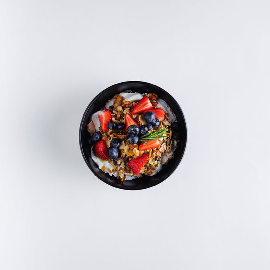 Granola cu fructe de pădure și iaurt